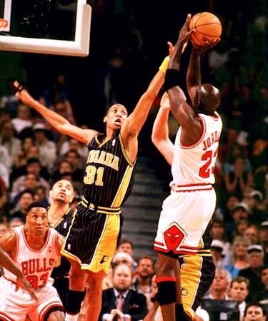 michael jordan attacks reggie miller